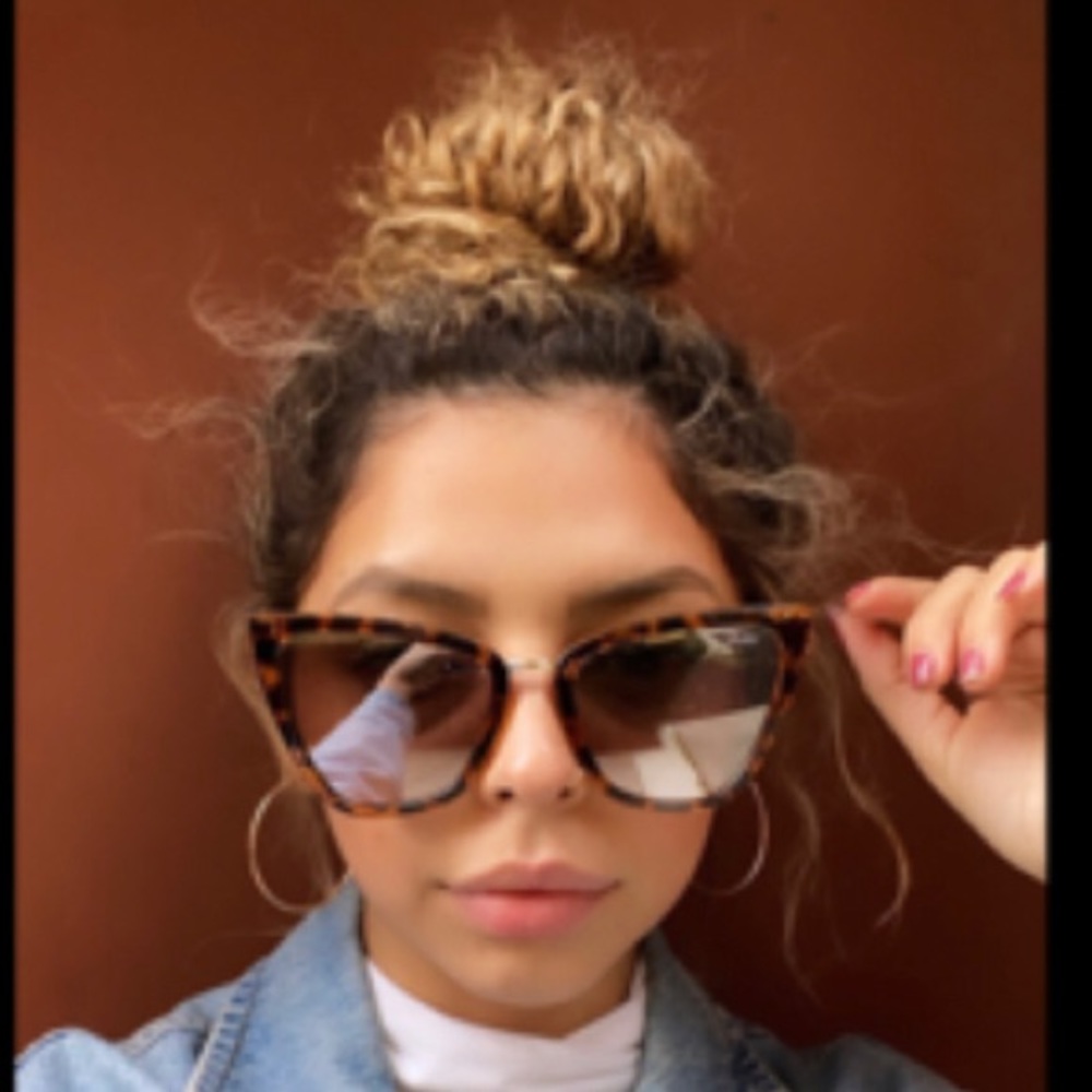 NWT Quay Australia Reina sunglasses and case